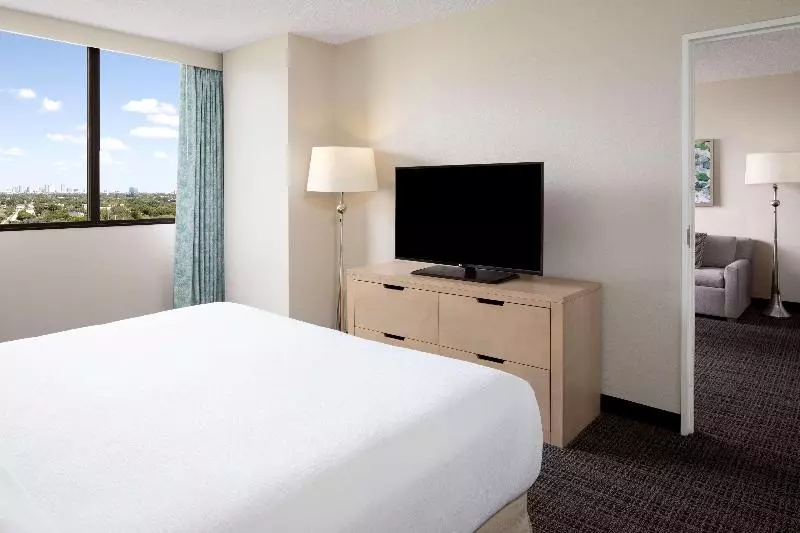 キングサイズベッドのスイートルーム, Embassy Suites By Hilton Tampa Airport Westshore