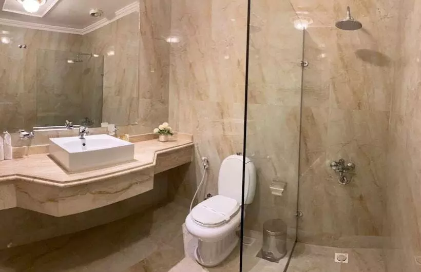 اتاق لوکس با چشمانداز دریا, Le Metropole