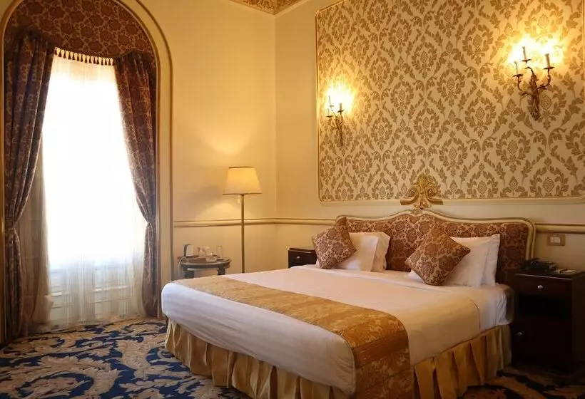 اتاق لوکس با چشمانداز دریا, Le Metropole