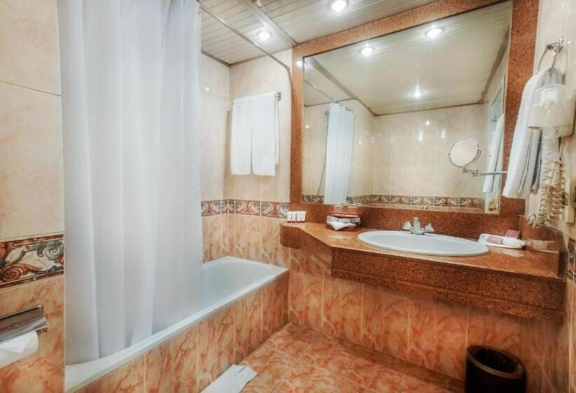 اتاق استاندارد یک تخته با چشم‌انداز, Pyramisa Hotel Luxor