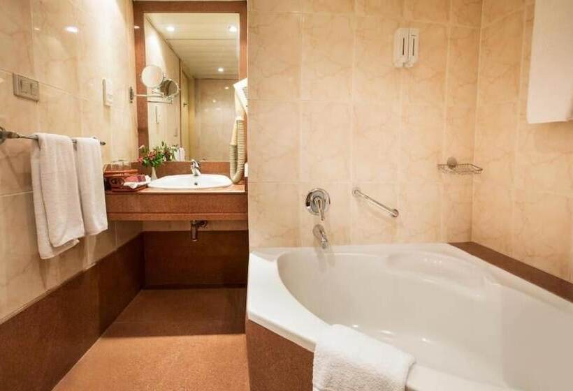 اتاق استاندارد سه تخته با چشم‌انداز باغ, Pyramisa Hotel Luxor