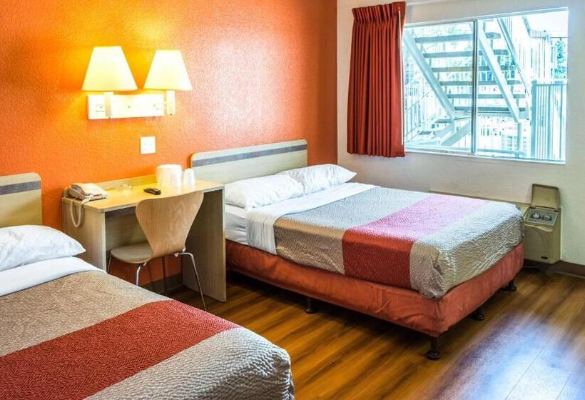 디럭스 4인 룸, Motel 6bakersfield, Ca  Convention Center