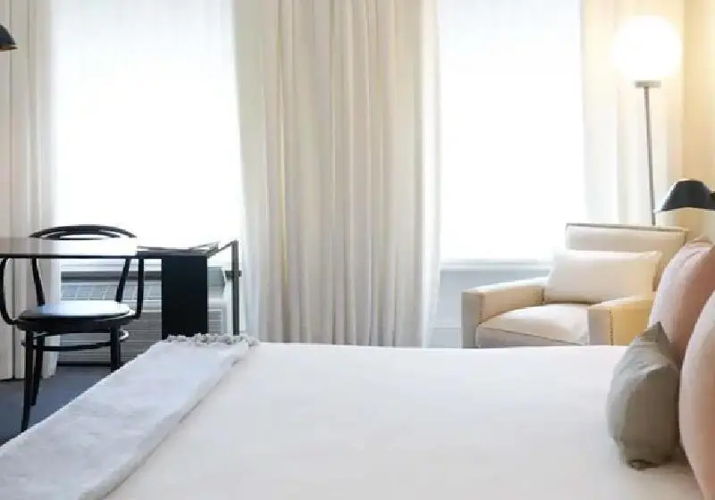 سوییت لوکس, The Chicago Hotel Collection Ambassador Gold Coast