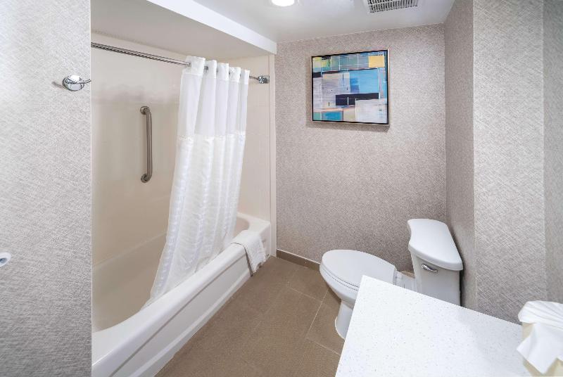 キングサイズベッドのスタンダードルーム, Best Western Plus Raleigh Crabtree Valley