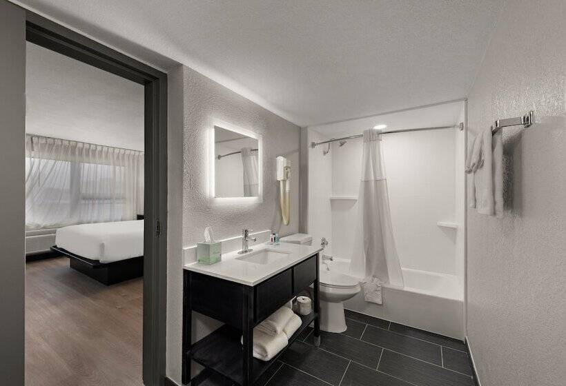 جناح, Clarion Pointe Rhinelander Downtown