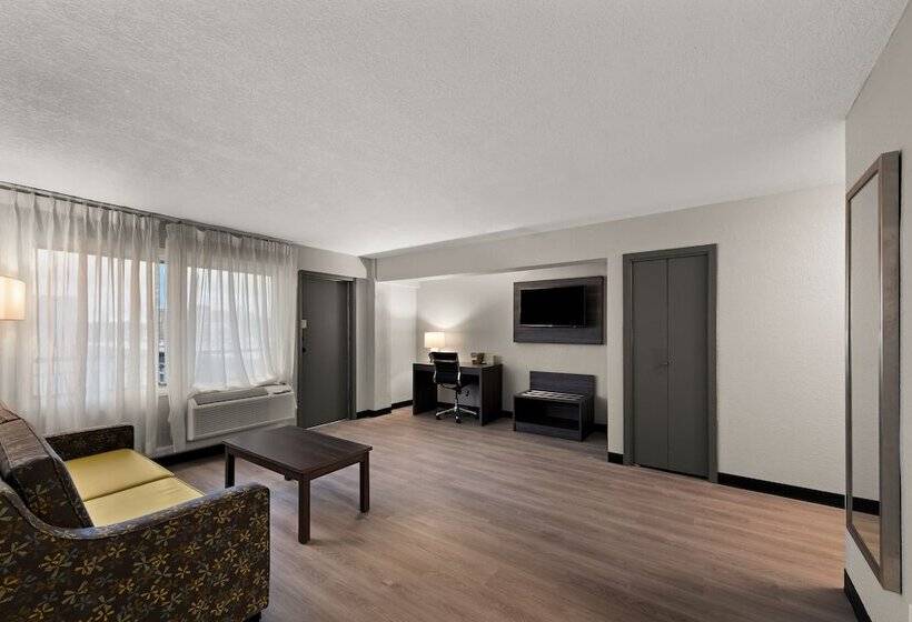 جناح, Clarion Pointe Rhinelander Downtown