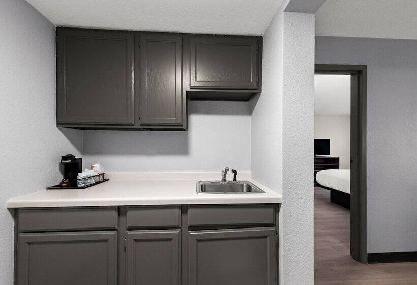 جناح, Clarion Pointe Rhinelander Downtown