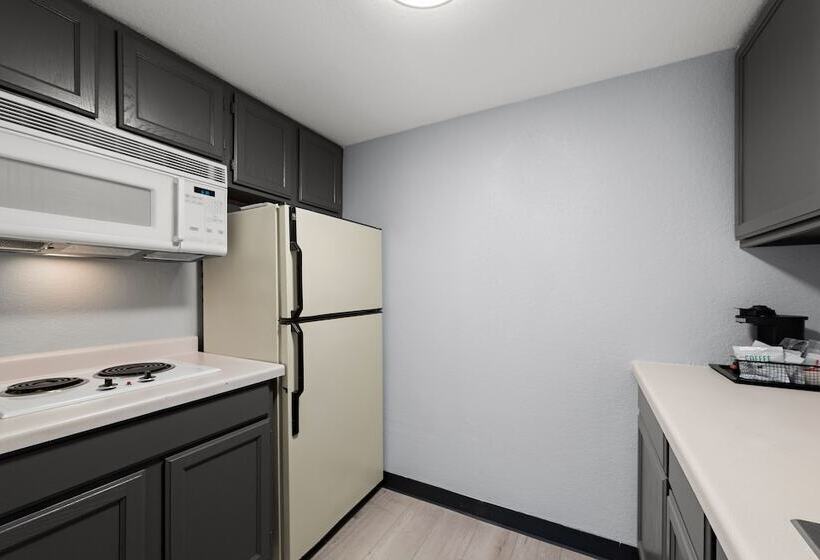 جناح, Clarion Pointe Rhinelander Downtown