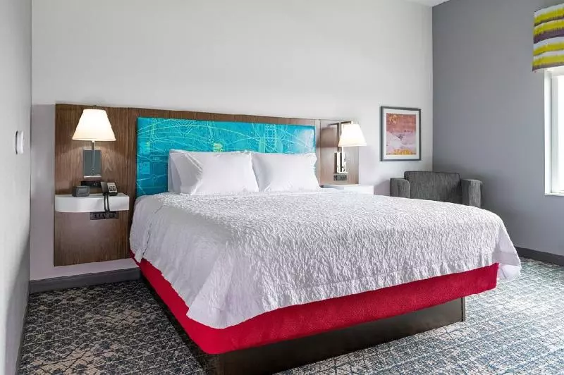 キングサイズベッドのスタンダードルーム, Hampton Inn Glendale Milwaukee, Wi