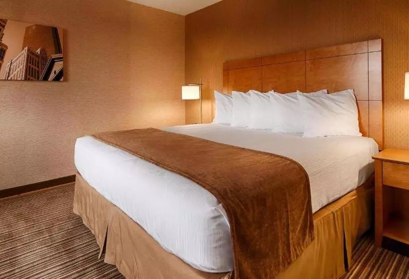 キングサイズベッドのスイートルーム, Best Western Royal Plaza Hotel And Trade Center