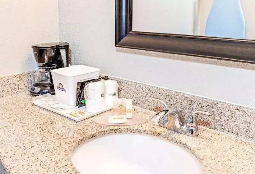 استودیوی استاندارد, Cabana Inn & Suites