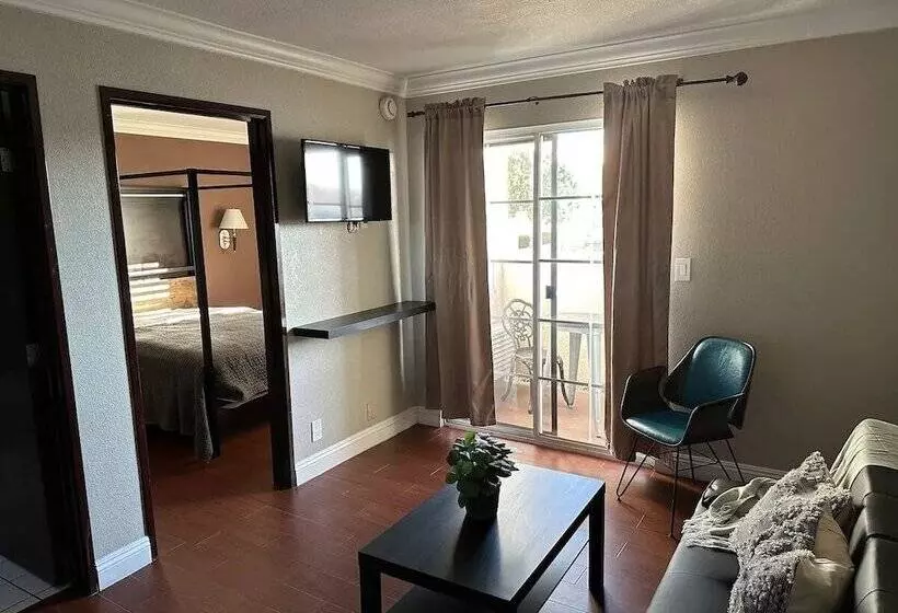 استودیوی استاندارد, Cabana Inn & Suites
