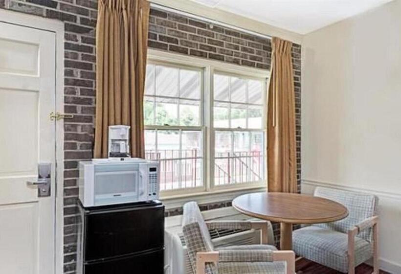 غرفه قياسيه سريرين مزدوجين, Captain John Smith Inn Williamsburg