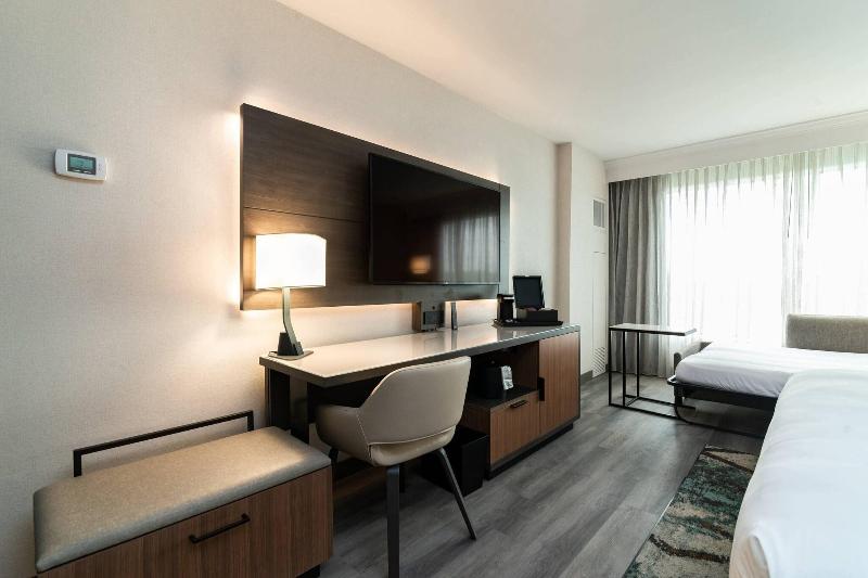 キングサイズベッドのスタンダードルーム, Columbus Marriott