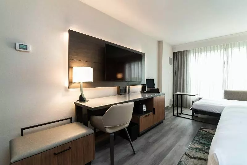 اتاق استاندارد با تخت بزرگ, Columbus Marriott