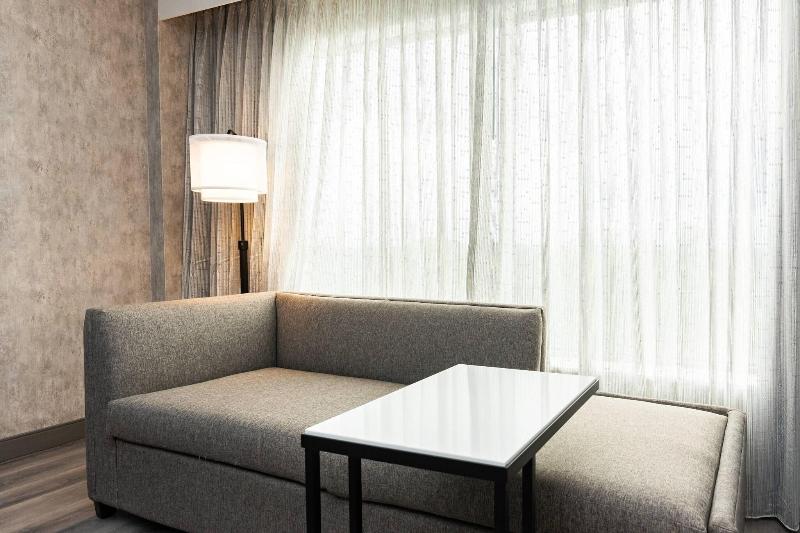 キングサイズベッドのスタンダードルーム, Columbus Marriott