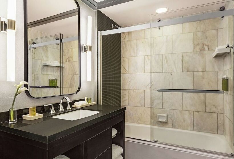 جناح جونيور, Hilton Checkers Los Angeles