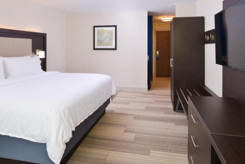 חדר סטנדרט מותאם לאדם עם מוגבלויות, Holiday Inn Express & Suites   Shreveport   Downtown, An Ihg