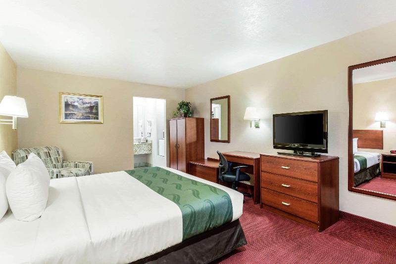 اتاق استاندارد با تخت بزرگ برای معلولان, Quality Inn Cedar City   University Area