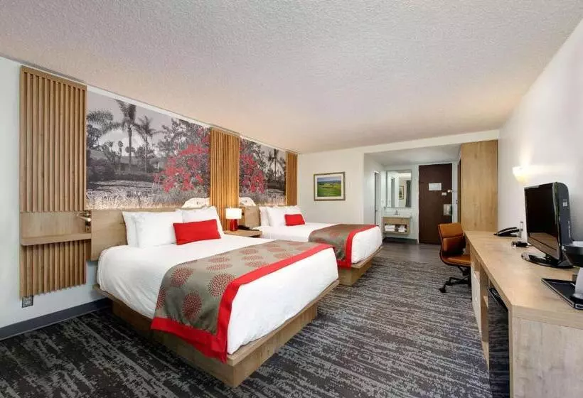 اتاق لوکس با چشم‌انداز باغ, Ramada By Wyndham Santa Barbara