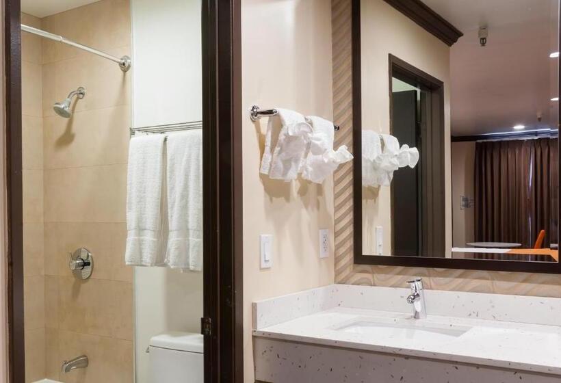 جناح عائلي, Redondo Pier Inn