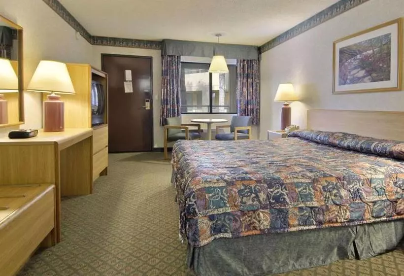 اتاق استاندارد با تخت بزرگ, Travelodge By Wyndham Commerce Los Angeles Area