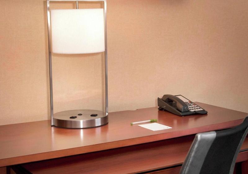 اتاق استاندارد با تخت بزرگ, Courtyard By Marriott Hartford Windsor Airport