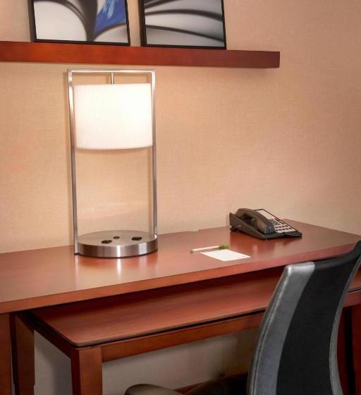 اتاق استاندارد با تخت بزرگ, Courtyard By Marriott Hartford Windsor Airport