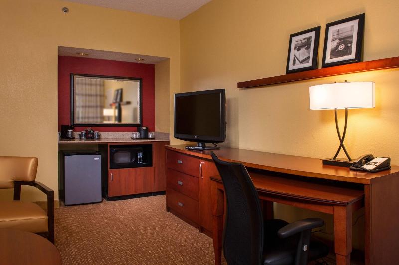 Люкс, Courtyard By Marriott Richmond West