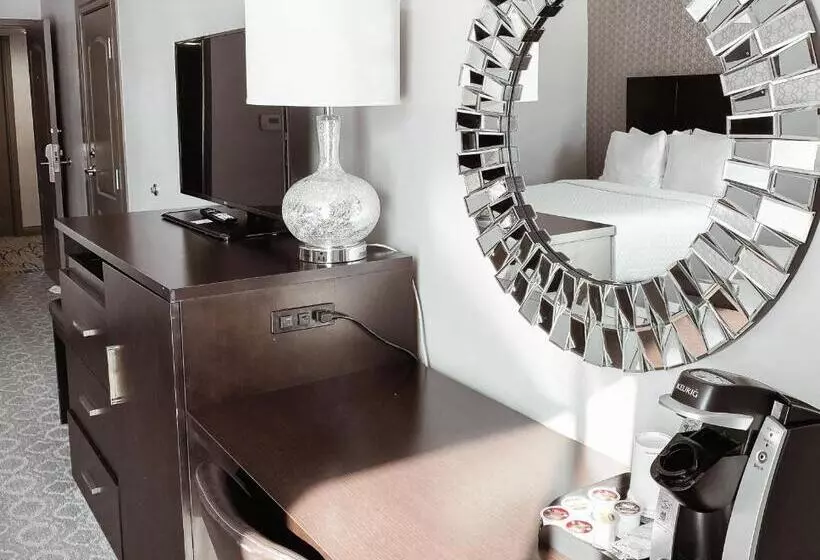 キングサイズベッドのスイートルーム, Crowne Plaza Chicago Sw   Burr Ridge, An Ihg