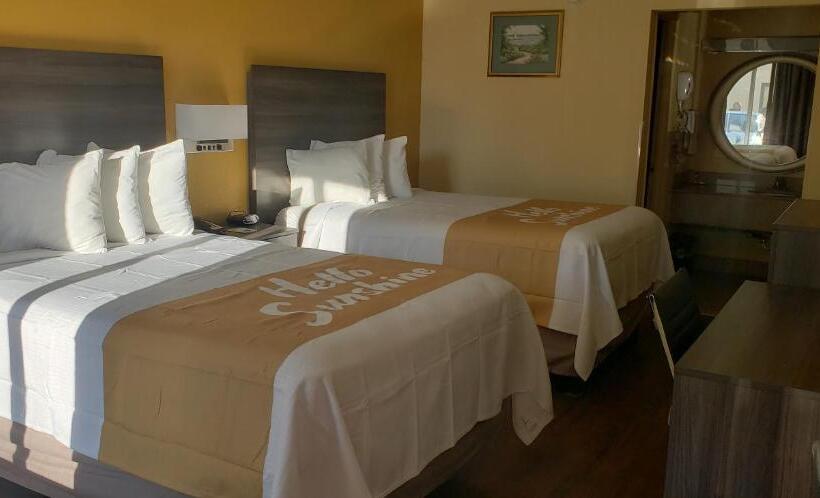 带2个双人床的标准工作室, Days Inn By Wyndham Hampton Near Coliseum Convention Center