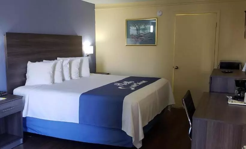 身障者適用キングサイズベッドルーム, Days Inn By Wyndham Hampton Near Coliseum Convention Center
