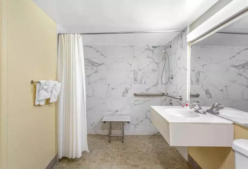 身障者適用キングサイズベッドルーム, Days Inn By Wyndham Hampton Near Coliseum Convention Center