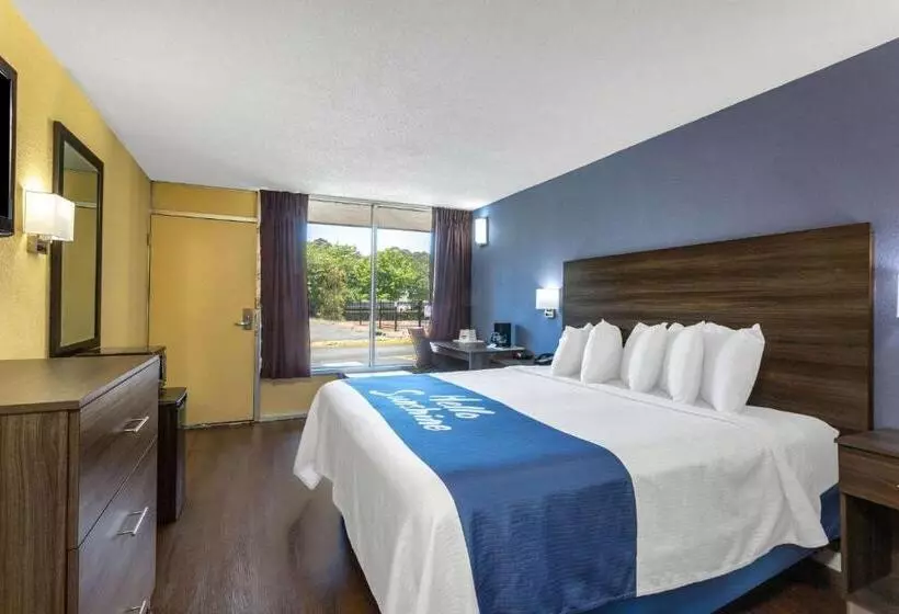 身障者適用キングサイズベッドルーム, Days Inn By Wyndham Hampton Near Coliseum Convention Center