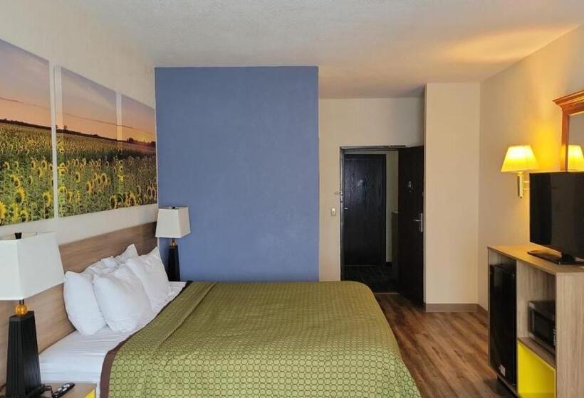 キングサイズベッドのスイートルーム, Days Inn By Wyndham Topeka