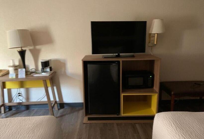 キングサイズベッドのスイートルーム, Days Inn By Wyndham Topeka