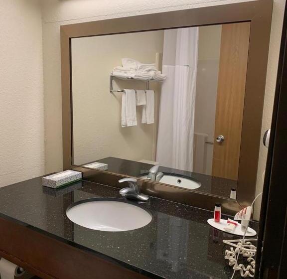 キングサイズベッドのスイートルーム, Days Inn By Wyndham Topeka