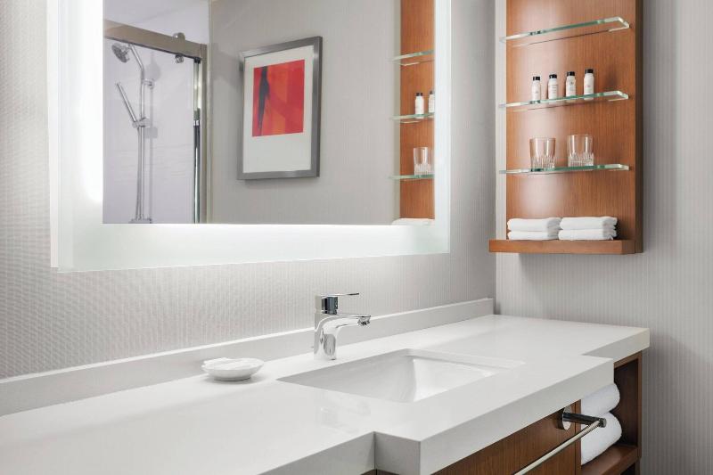 غرفة قياسية سرير كينج, Delta Hotels By Marriott   Indianapolis Airport