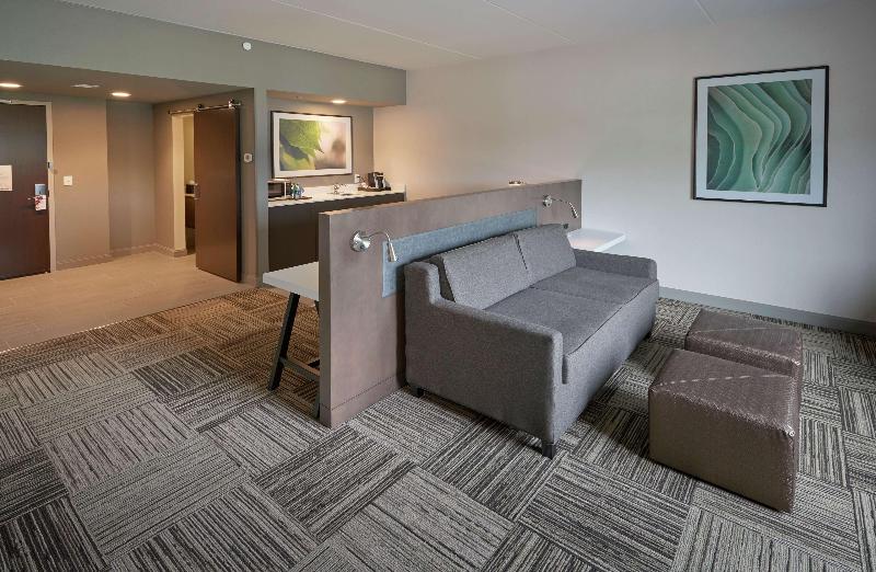 스위트 킹사이즈 침대, Hilton Garden Inn Corning Downtown