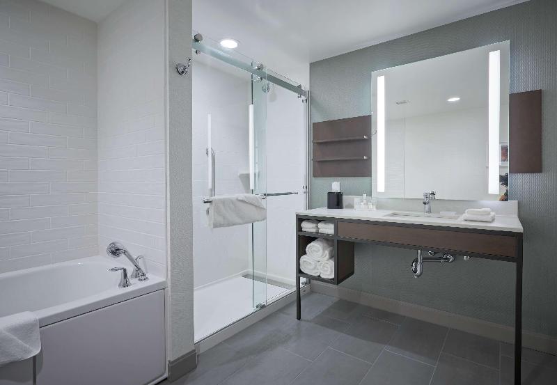 Люкс Кровать Кинг, Hilton Garden Inn Corning Downtown