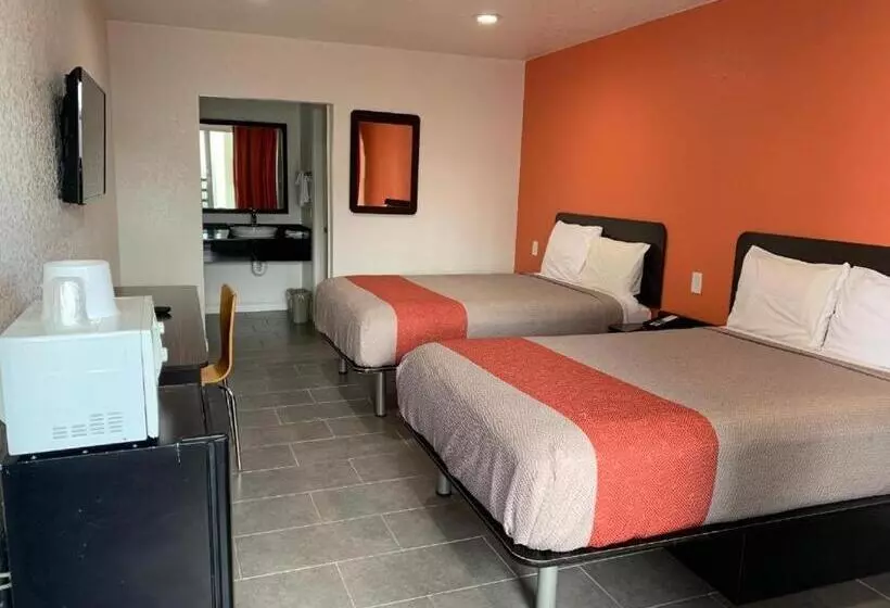 Deluxe Neljän Hengen Huone, Motel 6 Englewood