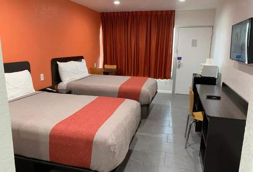 Deluxe Neljän Hengen Huone, Motel 6 Englewood