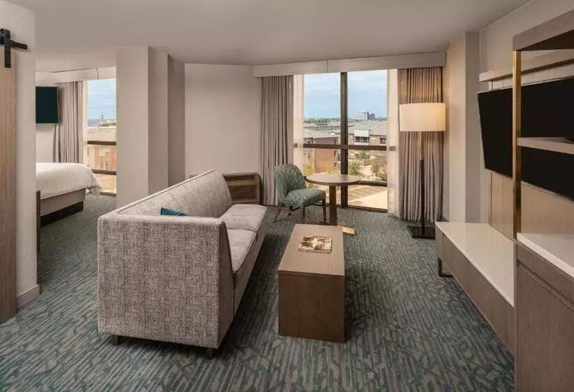 キングサイズベッドのジュニアスイート, Sheraton Dallas Hotel By The Galleria