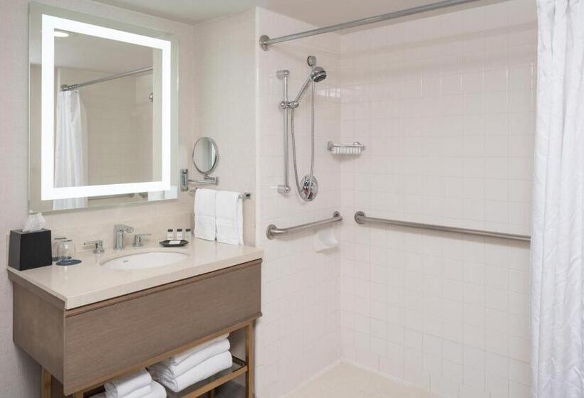 适合残疾人士使用的带超级大床的标准间, Sheraton Dallas Hotel By The Galleria