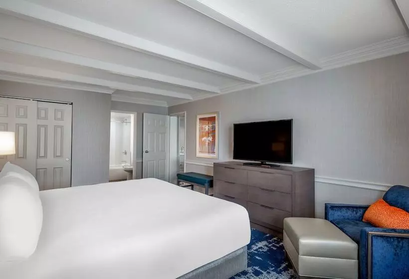 سوییت, Crowne Plaza Albany  The Desmond