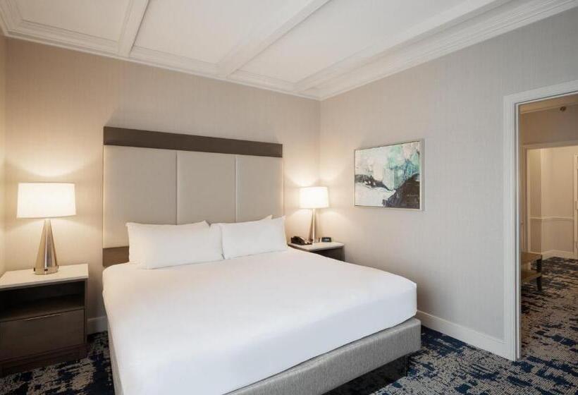 מיטת קינג בסוויטה, Crowne Plaza Albany  The Desmond