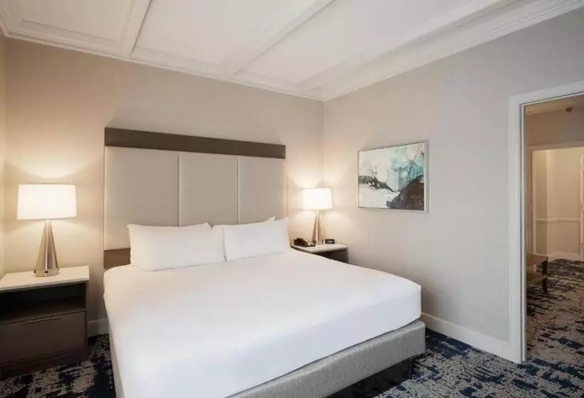 سوییت, Crowne Plaza Albany  The Desmond