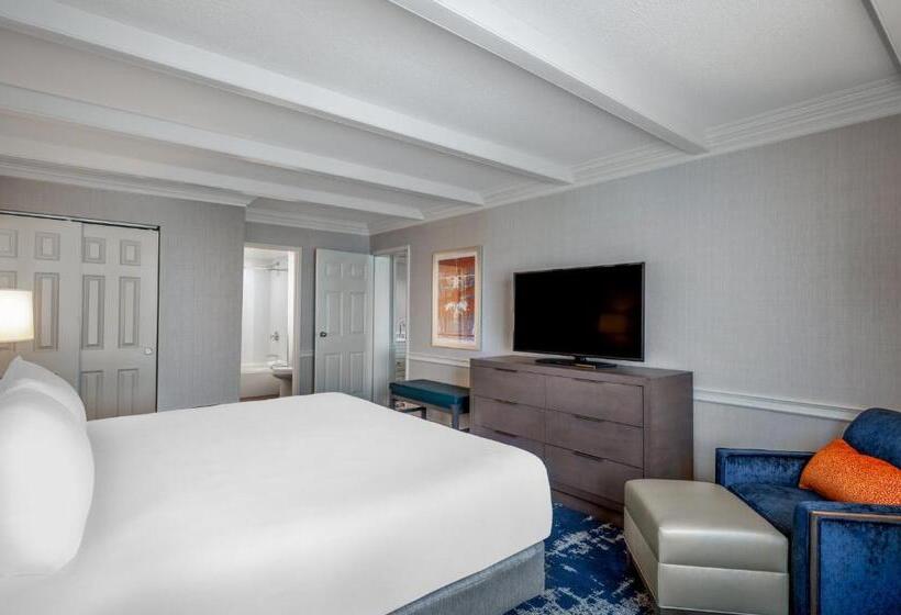 Президентский Люкс, Crowne Plaza Albany  The Desmond