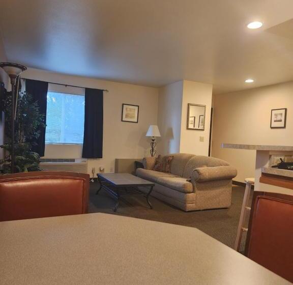 Deluxe Suite King Bed, Days Inn By Wyndham Missoula Airport