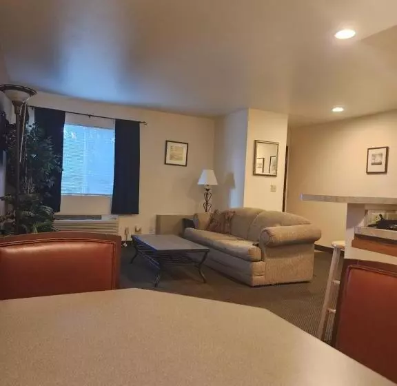 Deluxe Suite King Bed, Days Inn By Wyndham Missoula Airport